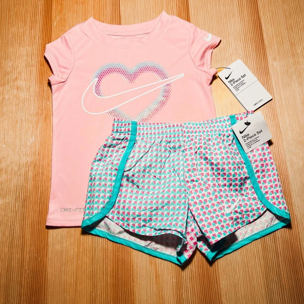 Nike Girls T-shirt and Shorts Set - Picture 3 of 8